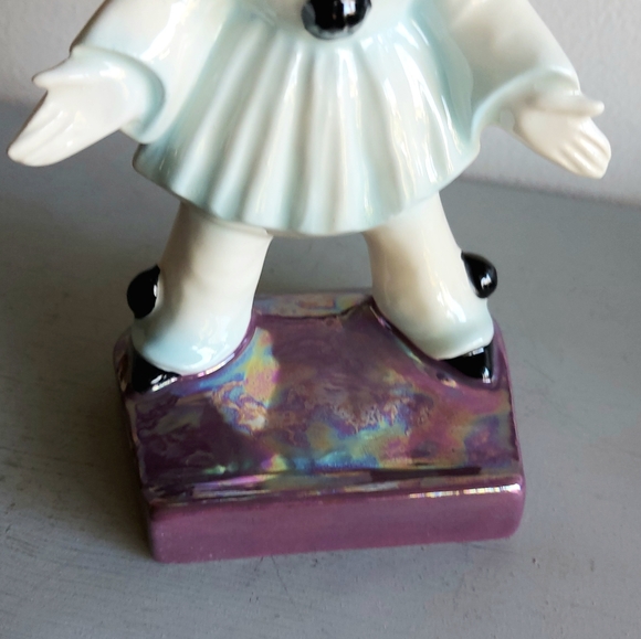 Pierrot Harlequin clown standing on a rectangular base. - Picture 4 of 7